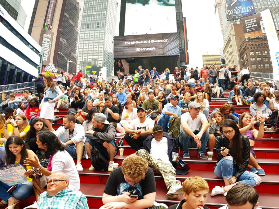 Gente en las escaleras rojas de Times Square - Foto de AHM