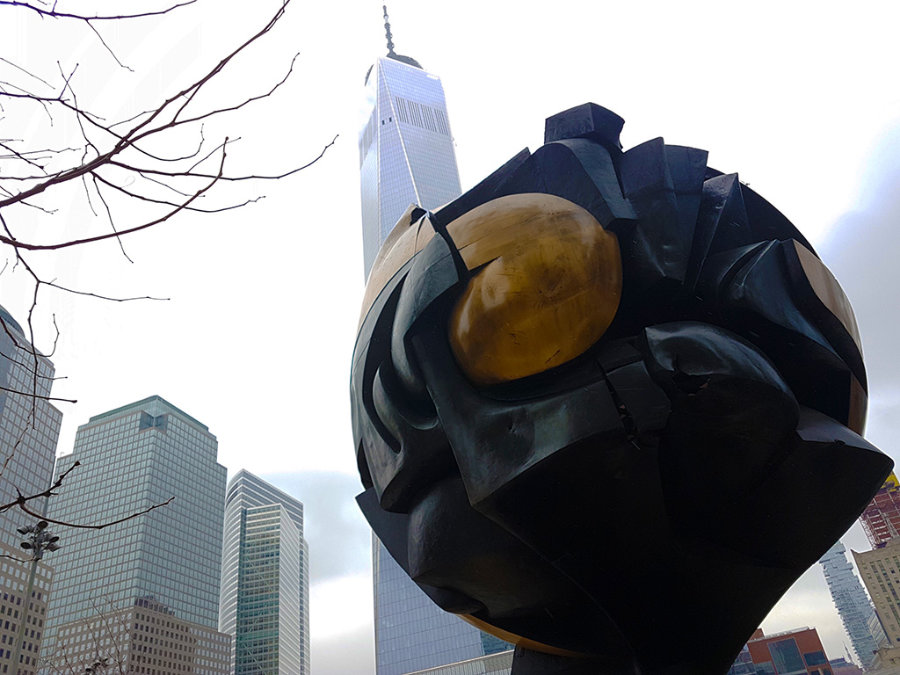 Esfera de Koening en primer plano, al fondo One World Trade Center - Foto de Andrea Hoare Madrid