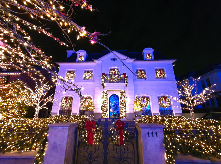 Fachada de una residencia particular en el Barrio Dyker Heights de Brooklyn con elegantes iluminaciones navideñas. Visita ideal durante diciembre en Nueva York. Foto de Andrea Hoare Madrid