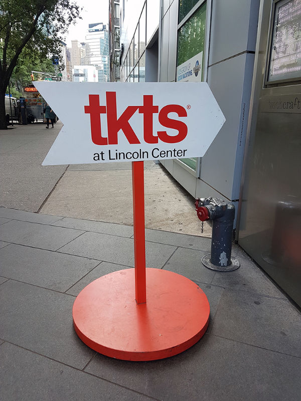 Letrero señalando entrada a la boletería de TKTS en Lincoln Center, Uptown Manhattan - Foto de AHM