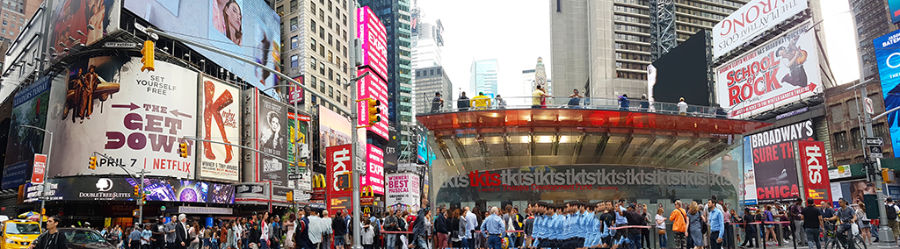 Vista panorámica de Times Square, en el centro la taquilla TKTS Booth debajo de las escaleras rojas. Foto de Andrea Hoare Madrid