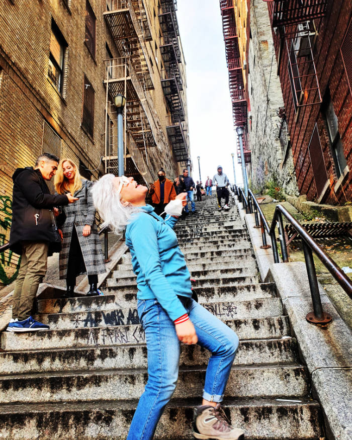 Andrea Hoare bajando las escaleras del Joker en Highbridge Bronx durante el tour Contrastes de Nueva York - El nombre real de las escaleras el Shakespeare Steps y están en el barrio Highbridge - Foto de Marina Madrid
