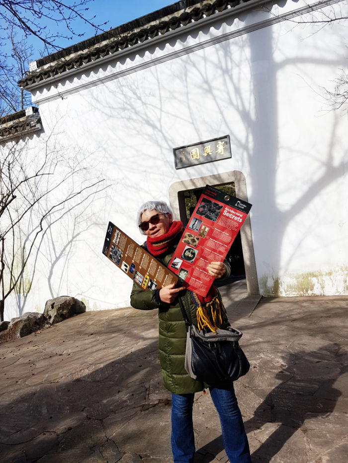 Tablas con información para visitar el Jardín Chino de los Eruditos en el Centro Cultural Snug Harbor en Staten Island, Nueva York - Foto de Marina Madrid