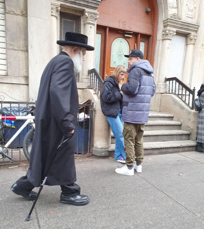Señor mayor judío jasídico caminando con un bastón por Lee Avenue en Williamsburg, Brooklyn - Foto de AHM
