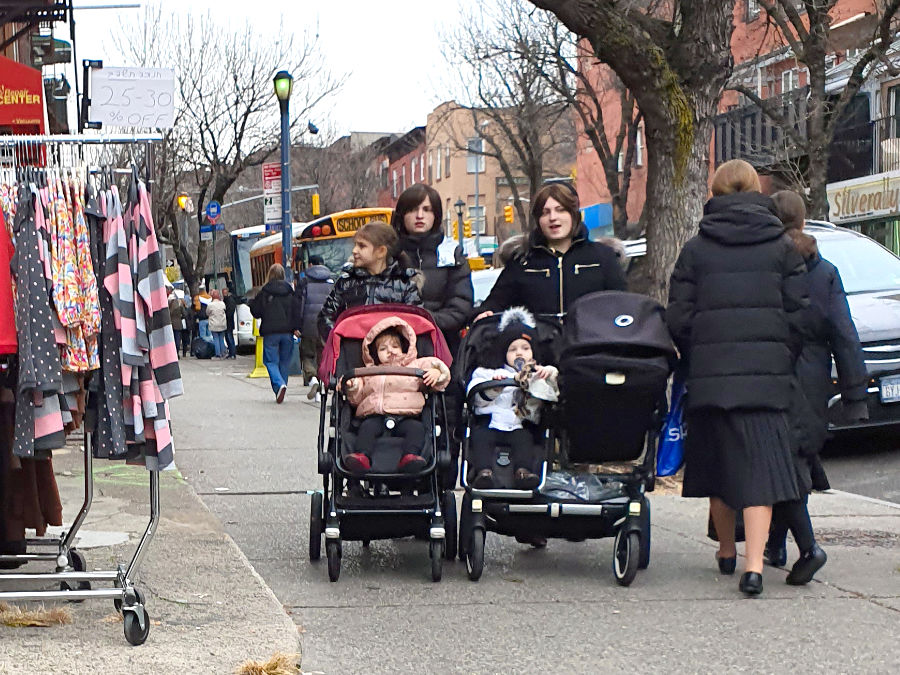 2 mujeres Judías jasídicas empujando cochecitos de bebés en Lee Avenue Williamsburg - Foto de AHM