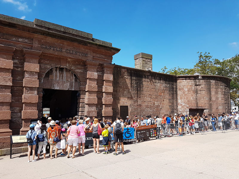 Turistas haciendo fila en el Castillo Clinton para comprar entradas para visitar la Estatua de la Libertad - Foto de Andrea Hoare Madrid