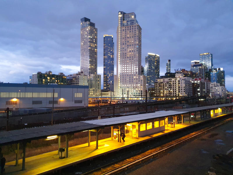 Vista de los rascacielos de Long Island City y de la Estación Hunters Point del LIRR desde El Feather Factory Hotel - Foto de Andrea Hoare Madrid