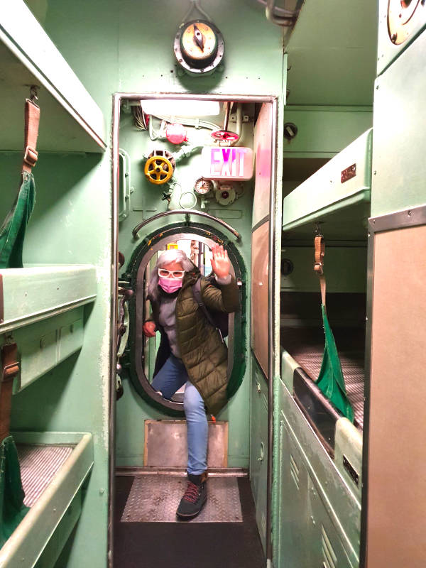Andrea Hoare atravesando una escotilla del Submarino Nuclear del Museo Intrépido del Mar, Aire y el Espacio en Nueva York - Entrada gracias al GO CITY NEW YORK  - Foto de Marina Madrid