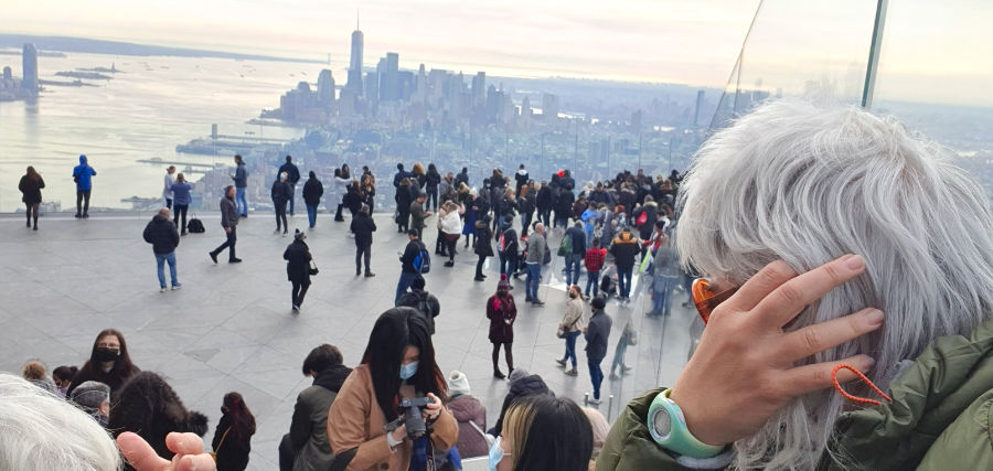 Gente mirando el sur de Manhattan desde la terraza al aire libre del Observatorio The Edge en Hudson Yards - Foto de Andrea Hoare Madrid