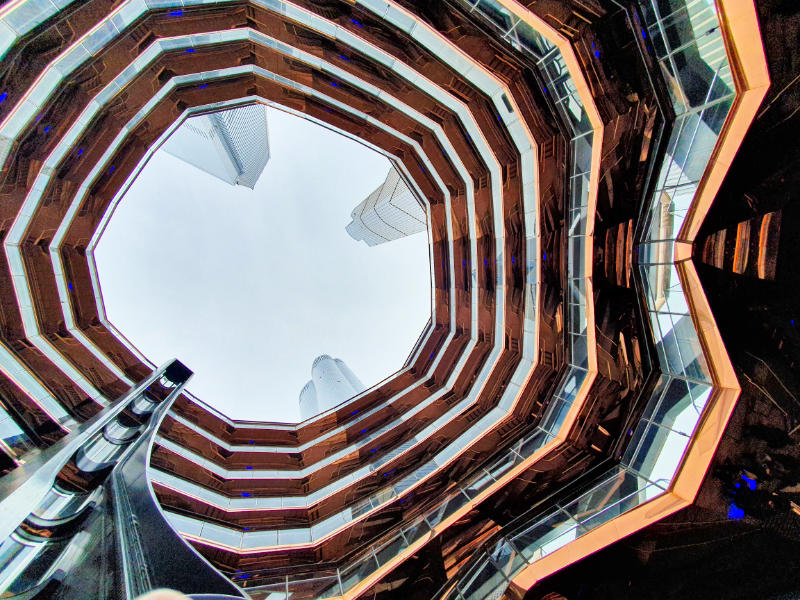 Vista de las escalinatas de The Vessel desde la base interior del monumento. Foto de Andrea Hoare Madrid