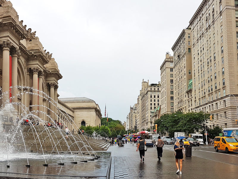 5 avenida a la altura del Upper East Side de Manhattan, a la izquierda entrada del Museo Metropolitano de Arte (MET) - Foto de AHM - Museo incluido en el New York Pass, City Pass, Sightseeing Pass y Go New York - El MET está en la Milla de los Museos