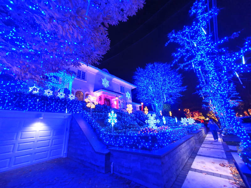 Casa azul de Bay Ridge (casa con luces y decoraciones de Navidad azules) Foto de Andrea Hoare Madrid
