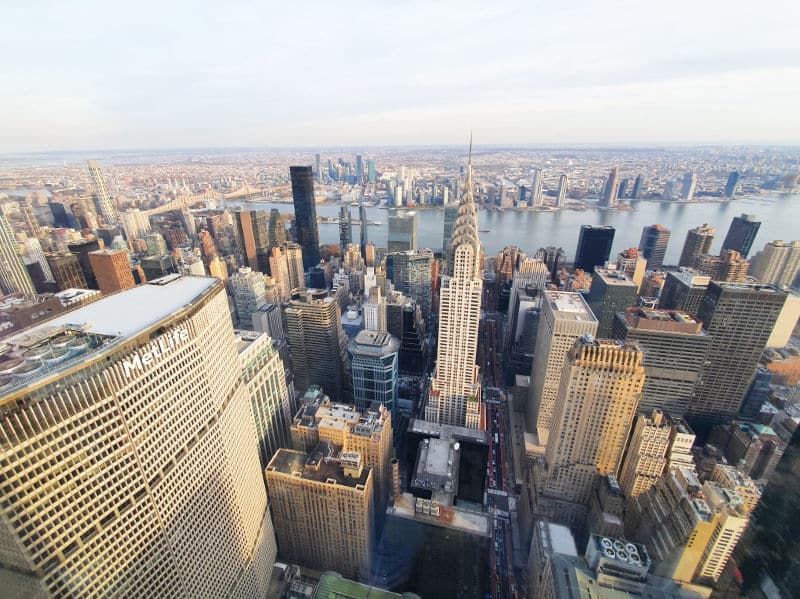 Metlife Building, Chrysler Building, East River y Brooklyn vistos desde el mirador de One Vanderbilt en Midtown Manhattan - Foto de Andrea Hoare Madrid