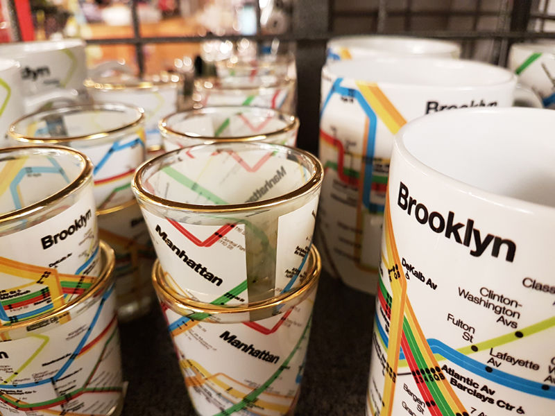 Souvenirs en el New York Transti Museum en Brooklyn (mugs y vasos con el mapa del metro de NY) - Foto de AHM