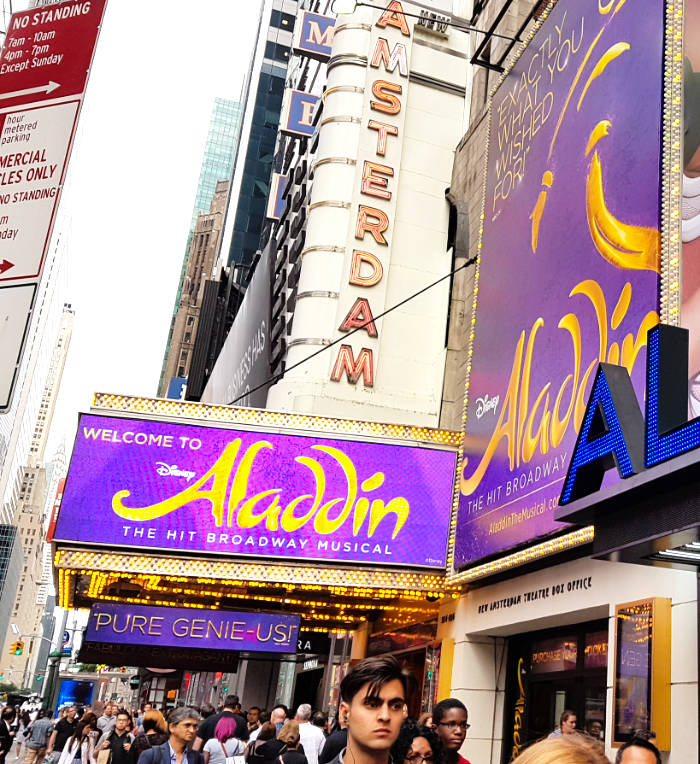 Entrada del Teatro New Amsterdam en Broadway donde se presenta el Musical Aladdin - Foto de AJM