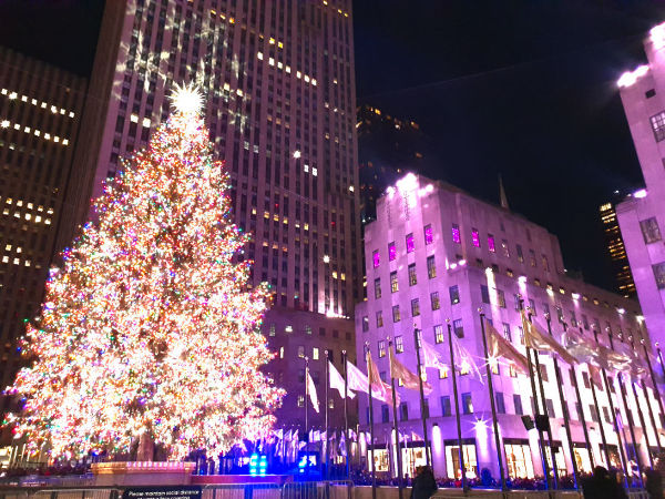 Árbol de Navidad del Rockefeller Center encendido, una de las actividades clásicas de la Navidad en New York - Foto de Andrea Hoare Madrid