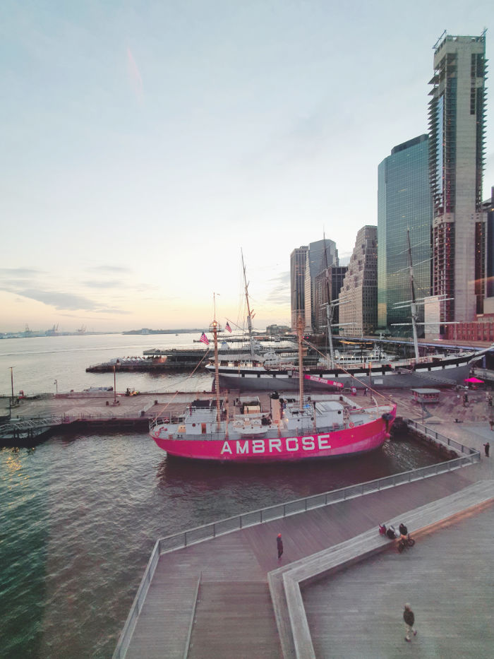 Pier 16 de South Street Seaport vistos desde el Mall Seaport - Foto de Andrea Hoare Madrid