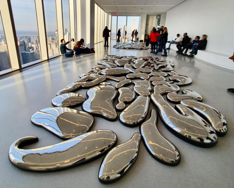 Gotas metálicas sobre el suelo parte de la Instalación Air de Kenzo Digital en el mirador Summit - Foto de Andrea Hoare Madrid