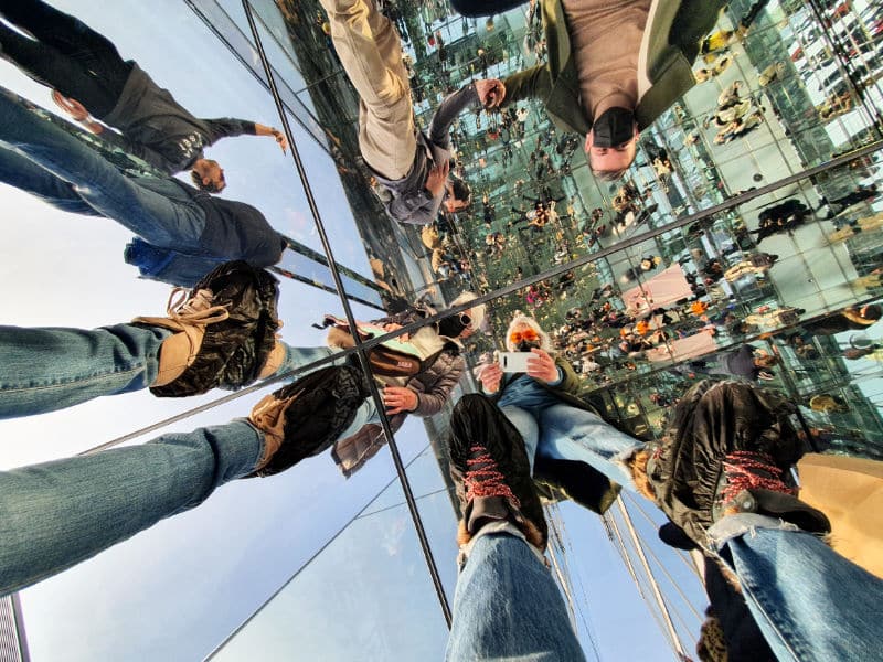 Gente fotografiándose en los espejos del Mirador The Summit del One Vanderbilt - Foto de Andrea Hoare Madrid