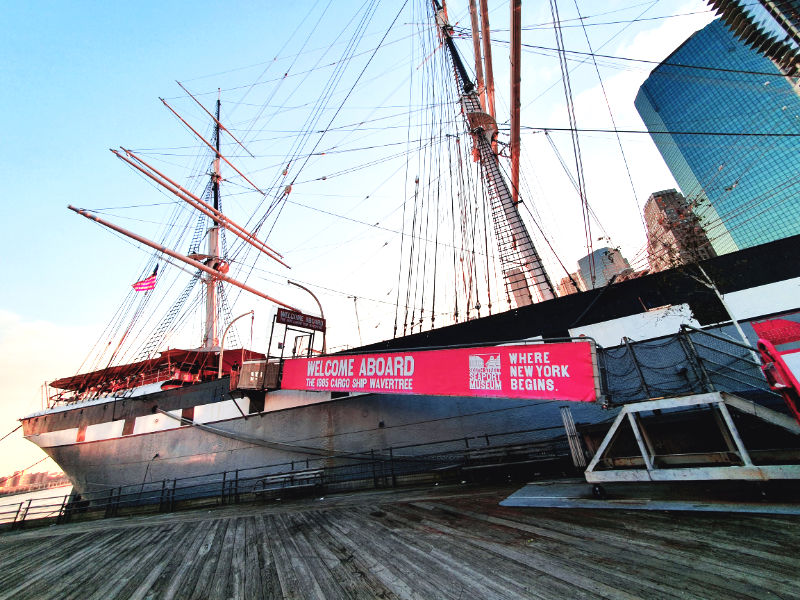 Pasarela para subir a la cubierta del carguero Wavertree en South Street Seaport - Foto de Andrea Hoare Madrid