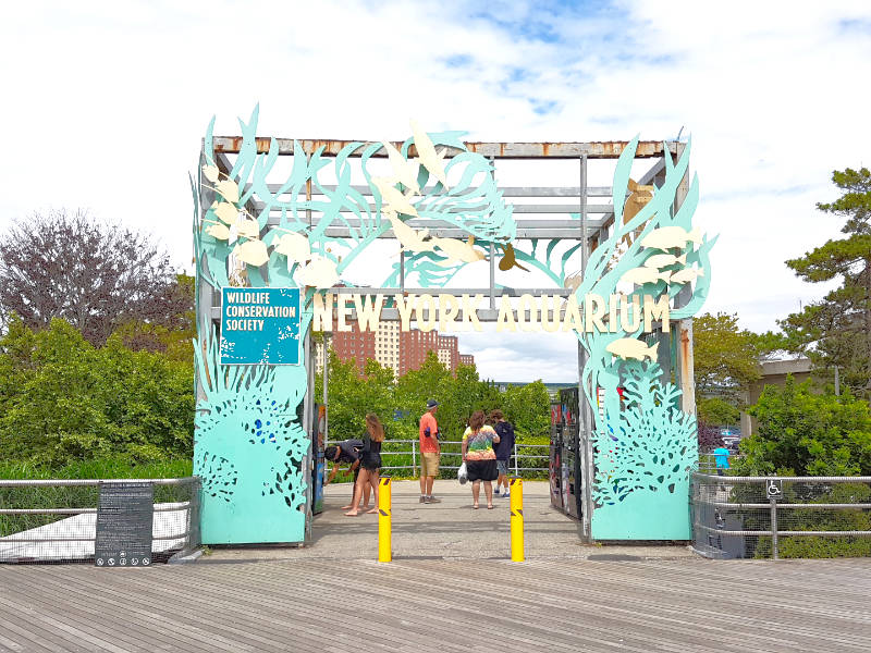 Entrada del Acuario de Nueva York Brooklyn. Foto de AHM