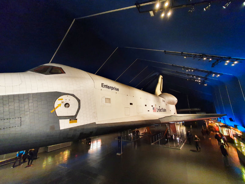 Space Shuttle Enterprise dentro del Pabellón del Museo Intrepid dedicado a la exploración espacial - Foto de Andrea Hoare Madrid