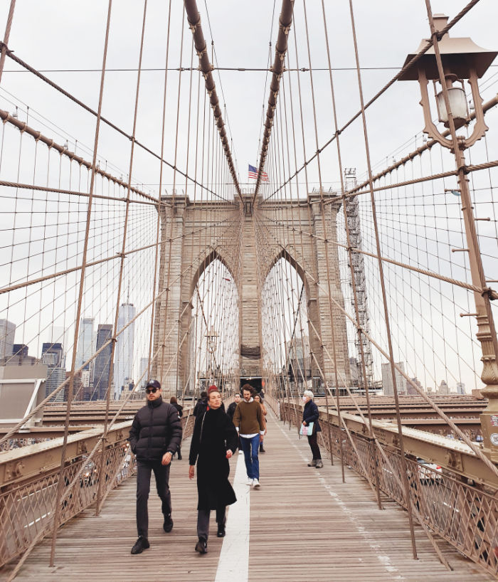 Gente caminando por la pasarela peatonal del Puente de Brooklyn - Foto de Andrea Hoare Madrid
