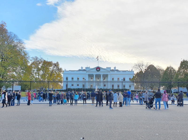 Turistas frente a la Casa Blanca una tarde de otoño - Foto de Andrea Hoare Madrid