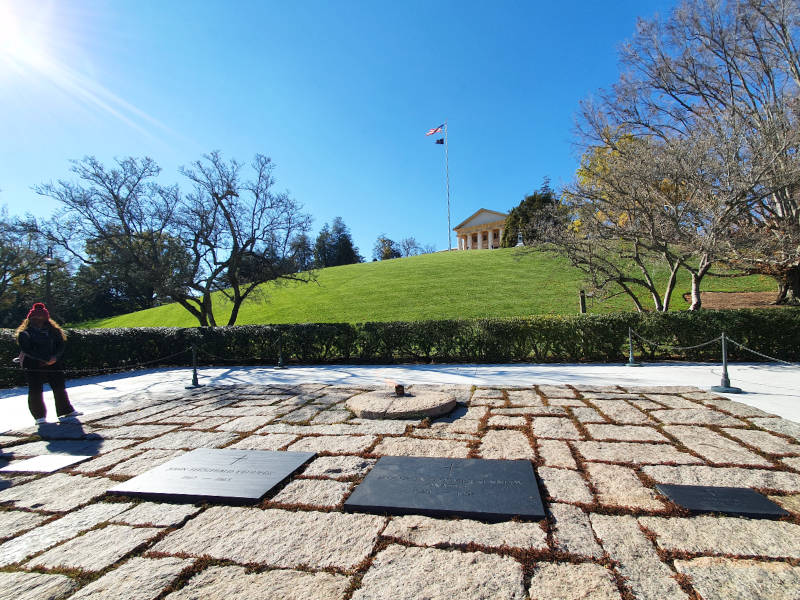 Tumbas de JFK y Jackeline Kennedy en el Cementerio Arlington en Washington DC - Foto de Andrea Hoare Madrid