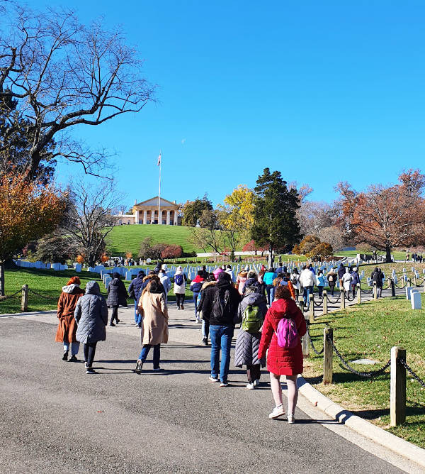 Grupo de turistas durante el tour a Washington DC desde Nueva York visitando el Cementerio Arlington - Foto de Andrea Hoare Madrid
