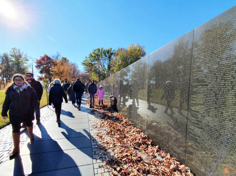 Personas caminando junto al Memorial de los Veteranos de Vietnam en el National Mall de Washington DC - Foto de Andrea Hoare Madrid