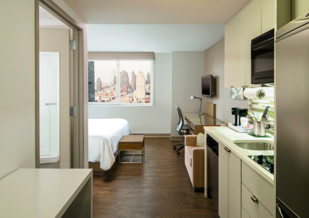 Habitación del Hotel Element Times Square West, incluido en nuestra lista de Hoteles con cocina en Nueva York recomendados.