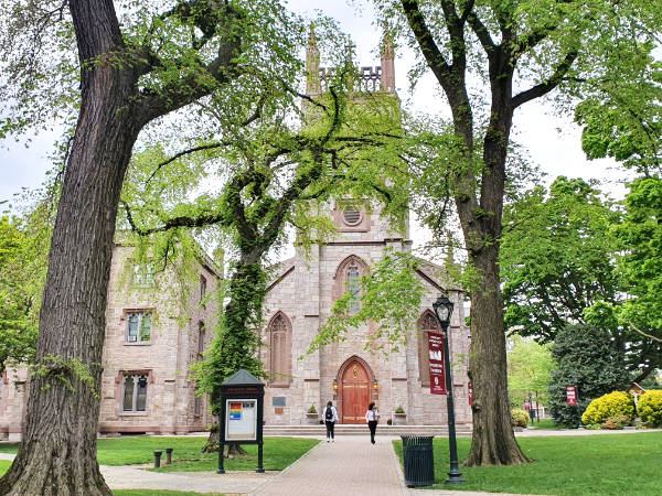 Fachada principal de la Iglesia de la Universidad Fordham en el Bronx, Nueva York - Foto de Andrea Hoare Madrid