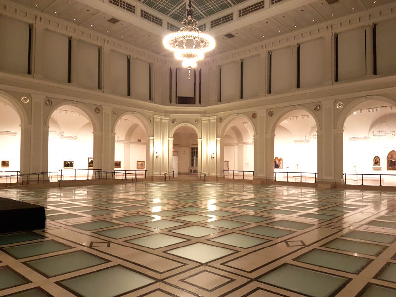 Foto de una de las salas más representativas del Brooklyn Museum, que combina un antiguo chandelier con un contemporáneo suelo de mosaicos de cristal. Foto de Andrea Hoare Madrid