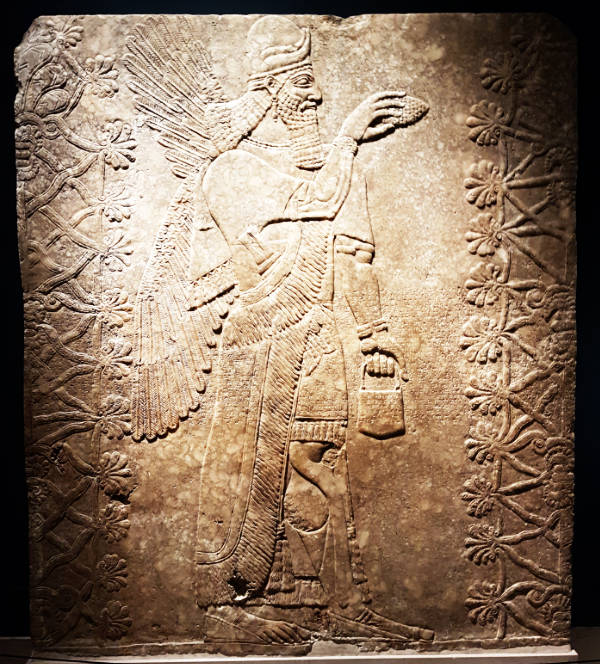Sobrerelieve mural en piedra de la cultura asiria en el Museo de Brooklyn, parte de la colección de Arte del Medio Oriente. Es un panel del genio alado, hecho de alabastro entre 883 y 859 a. c., decoraba un palacio real neoasirio del Rey Ashur-nasir-pal ii cerca de Nimrud, Irak. Foto de Andrea Hoare Madrid