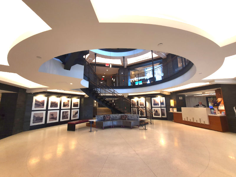 Lobby de The Octagon. Edificio histórico convertido en el acceso de condominios de lujo con vista a Manhattan. Foto de Andrea Hoare Madrid