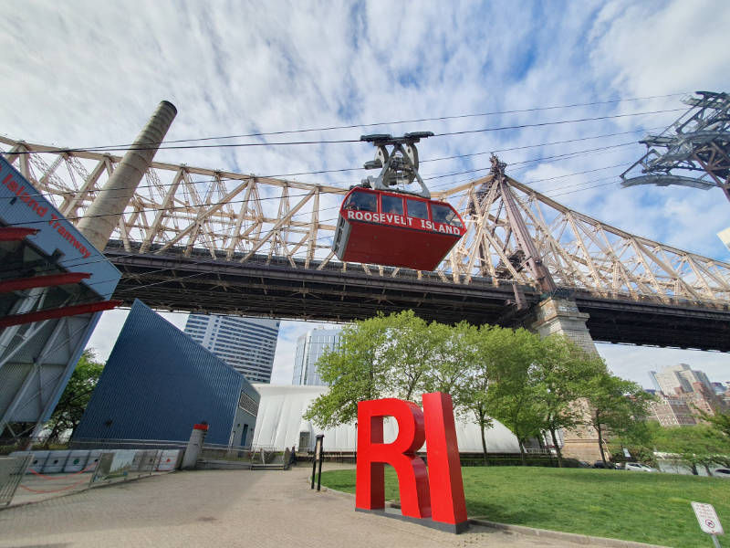 Vagón del Tran de Roosevelt Island junto al Puente de Queensborough llegando a la estación de RI. La isla de Roosevelt es parte del itinerario por Nueva York en 7 días que les recomiendo. Foto de Andrea Hoare Madrid