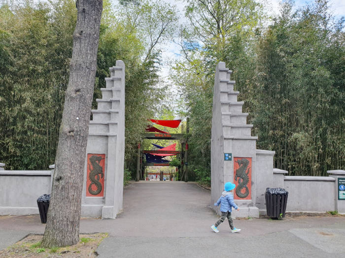 Niñito caminando frente a la entrada se la exhibición premium Wild Asia en el BronxZoo. Foto de Andrea Hoare Madrid