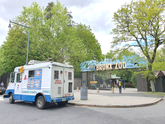 Entrada del Bronx Zoo. A la izquierda se ve un típico Food Truck de helados norteamericano estacionado. Foto de Andrea Hoare Madrid