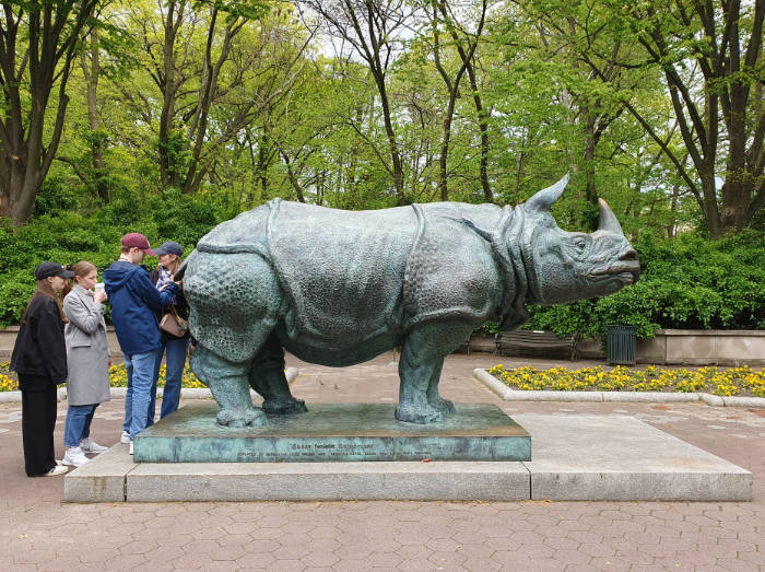 Niños haciendo una fila para sacarse una foto junto a la estatua del rinoceronte en el BronxZoo. Foto de Andrea Hoare Madrid