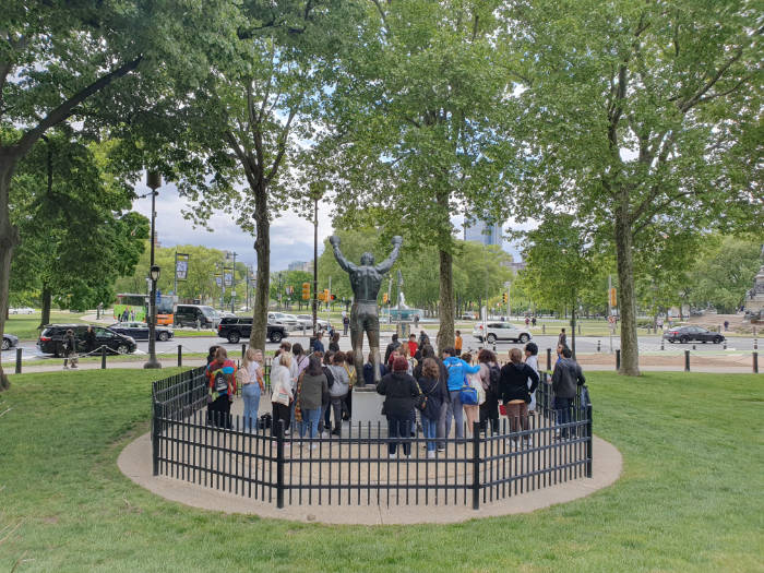 Lugar de la Estatua de Rocky junto a las escaleras del Museo de Arte de Filadelfia vista desde atrás. Hay varias personas esperando su turno para fotografiarse junto a uno de las estatuas más famosas de Philadelphia- Foto de Andrea Hoare Madrid