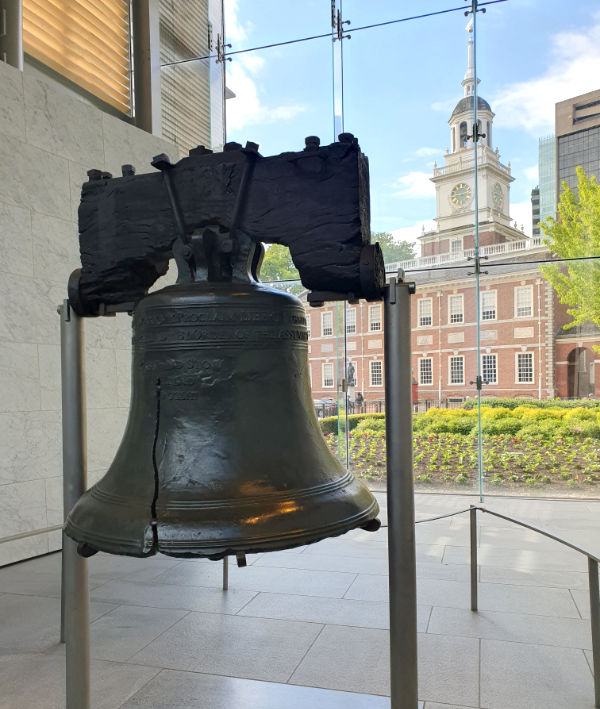 Campana dentro del Liberty Bell Center y al fondo se ve el Salón de la Independencia de los Estados Unidos. Foto de Andrea Hoare Madrid