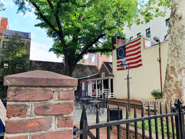 Entrada de la Casa de Betsy Ross. La tapicera que fabricó la primera bandera de los Estados Unidos de América - Foto de AHM