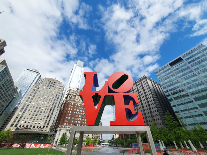Contrapicado y vista gran angular desde la base de la Escultura LOVE de Robert Indiana, ubicada en la John F. Kennedy Plaza, más conocida como Love Park en Filadelfia. Foto de Andrea Hoare Madrid
