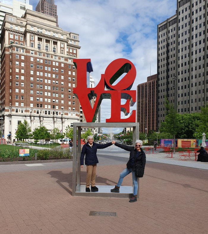 Andrea Hoare y su mamá Marina Madrid fotografiadas bajo la estatua LOVE de Robert Indiana en el LOVE Park de Filadelfia - Foto de un turista desconocido pero fue con mi cámara así que es mía (Andrea Hoare)