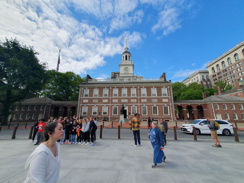 Independence Hall, el salón donde se firmó el Acta de la Independencia y la Constitución de los Estados Unidos - Turistas caminando frente al edificio - Foto de Andrea Hoare Madrid