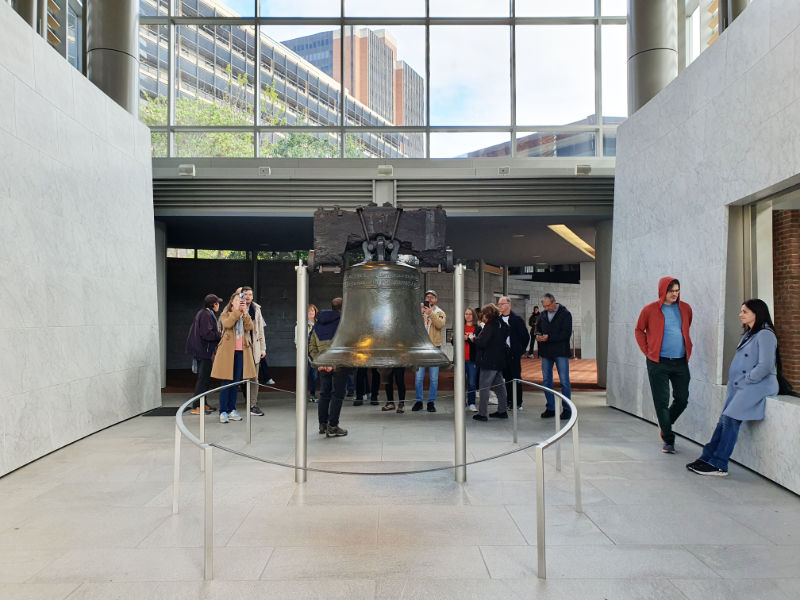 Visitantes fotografiando la Campana de la Libertad de los Estados Unidos expuesta dentro del Liberty Bell Center en Filadelfia - Foto de Andrea Hoare Madrid