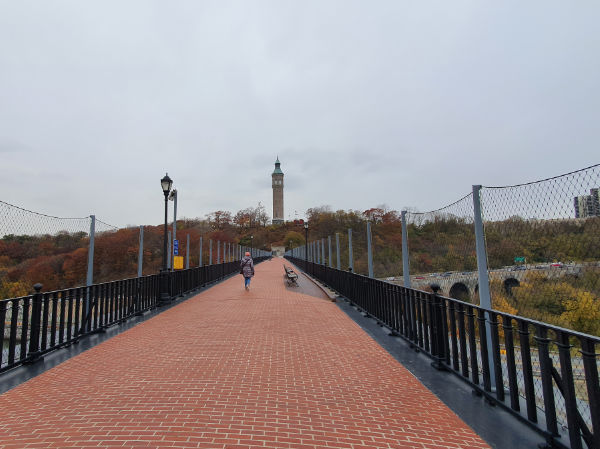 Persona caminando por el High Bridge, el Puente más antiguo de Nueva York que conecta al Bronx con Washington Heights sobre el Río Harlem. Al fondo se ve la torre del agua del antiguo acueducto Old Croton para el cual fue construido el puente (el primer acueducto de Nueva York). Foto de Andrea Hoare Madrid