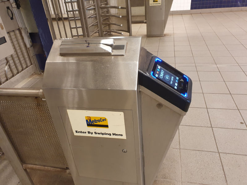 Torniquete del metro de Nueva York donde se señala que se puede ingresar con la Metrocard y con el nuevo sistema de pago del transporte público de Nueva York OMNY - Foto de Andrea Hoare Madrid