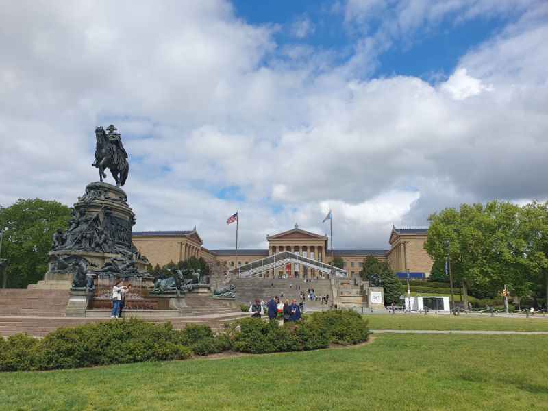 Vista general del magnífico edificio del Museo de Arte de Filadelfia visto desde el final del Ben Franklin Parkway. Foto de Andrea Hoare Madrid